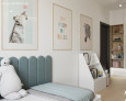Pokój dziecięcy z meblami oraz pojedynczym łóżkiem z panelami tapicerowanymi na ścianie