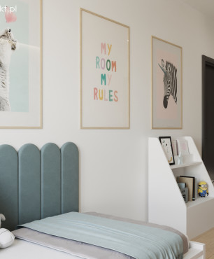 Pokój dziecięcy z meblami oraz pojedynczym łóżkiem z panelami tapicerowanymi na ścianie