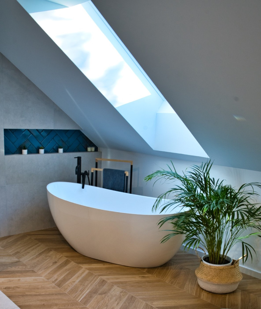 Salon kąpielowy na poddaszu z ceramiczną wanną wolnostojącą