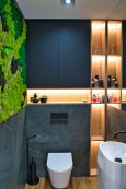Mała łazienka w stylu softloft z umywalką wolnostojącą oraz z obrazem z mchu na ścianie