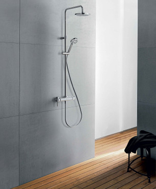 Klasyczna łazienka z prysznicem podtynkowym oraz szarymi, wielkoformatowymi płytkami na ścianie