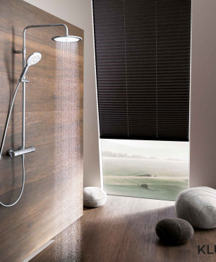 Kludi FRESHLINE DUAL SHOWER SYSTEM w łazience z imitacją drewnianych płytek na ścianie i podłodze