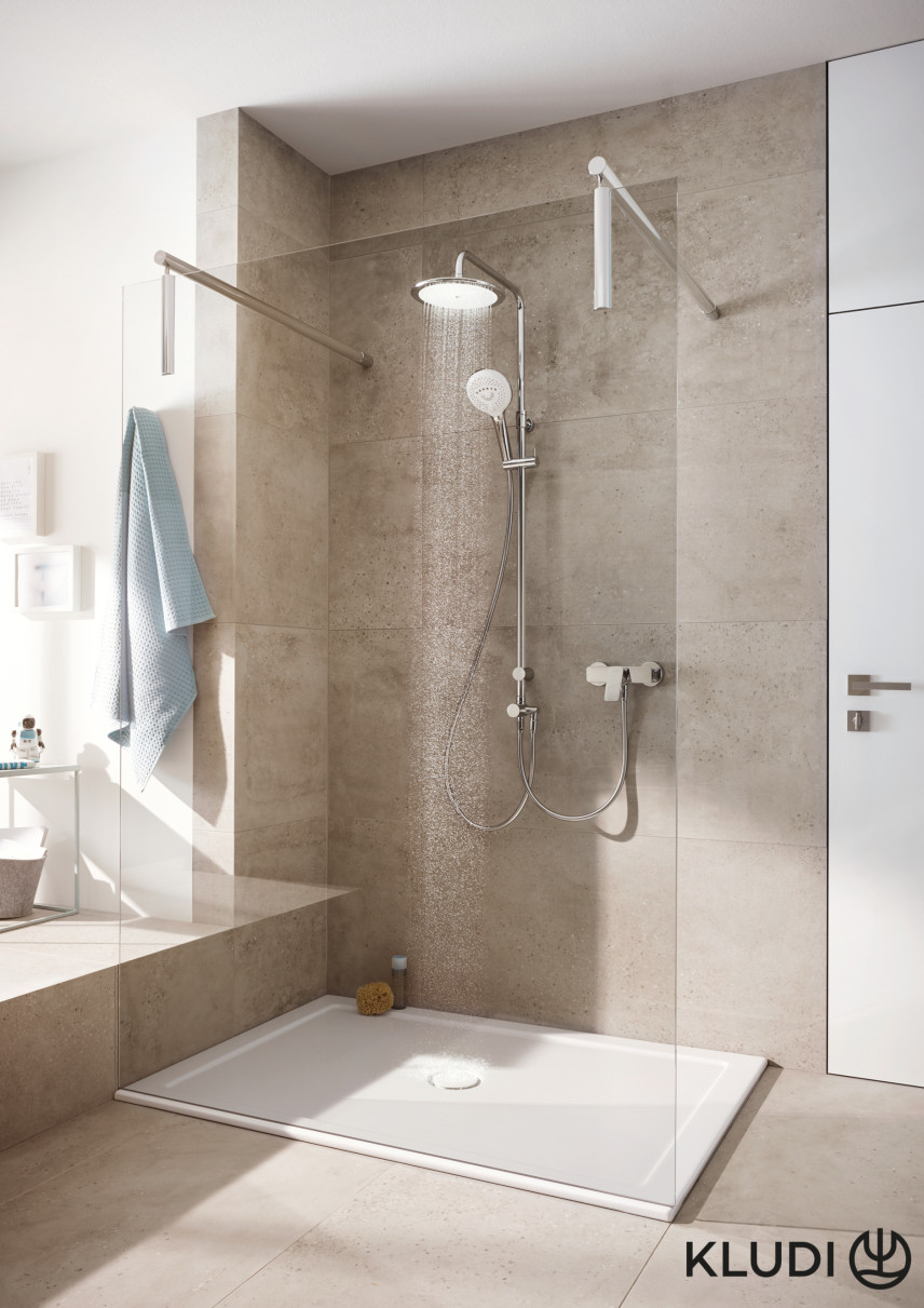 Kludi FRESHLINE DUAL SHOWER SYSTEM w łazience z prysznicem walk-in z beżowymi, wielkoformatowymi płytkami na ścianie i podłodze