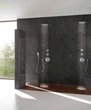 Łazienka w kolekcji KLUDI A-QA z dwoma prysznicami i natryskami podtynkowymi