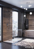 KLUDI AMEO w łazience z imitacją płytek drewnianych na ścianie z prysznicem oraz wanną