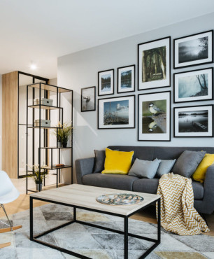 Salon z bujanym fotelem w mieszkaniu w stylu skandynawskim