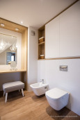 Łazienka w stylu skandynawskim z bidetem, muszlą wiszącą oraz zabudowanymi szafkami