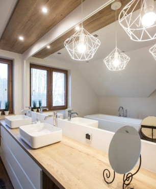 Duża łazienka w stylu skandynawskim z długą szafką stojącą z drewnianym blatem oraz dwoma umywalkami nablatowymi