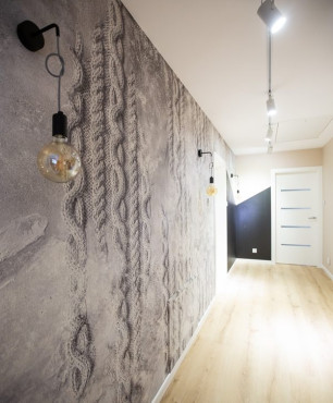 Korytarz z tapetą na ścianie oraz kinkietami i oświetleniem sufitowym punktowym