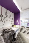 Bardzo pomysłowy i kontrastowy pokój młodzieżowy z fioletowym kolorem na ścianie