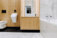 Nowoczesna łazienka z pisuarem, muszlą wiszącą oraz wanną w zabudowie