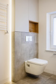Łazienka z białą muszlą wiszącą oraz z oknem w stylu nowoczesnym