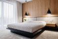 Salon z łóżkiem kontynentalnym z tapicerowanym zagłówkiem