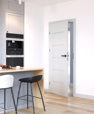 Białe drzwi z czarną klamką w kuchni w stylu nowoczesnym