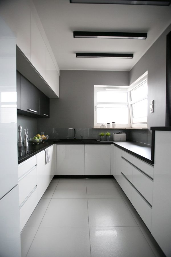 Kuchnia z oknem narożnym obraz z meblami z białym frontem i czarnym, laminowanym blatem