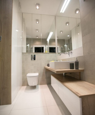 Klasyczna łazienka z białą muszlą wiszącą oraz białymi wielkoformatowymi płytkami na podłodze