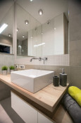 Klasyczna łazienka z kwadratową umywalką nablatową oraz kranem zamontowanym w ścianie