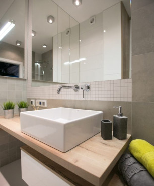 Klasyczna łazienka z kwadratową umywalką nablatową oraz kranem zamontowanym w ścianie