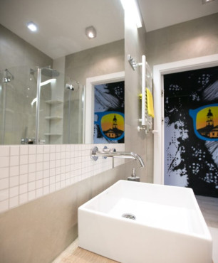 Nowoczesna łazienka z kwadratową umywalką stojącą oraz prostokątnym lustrem zamontowanym do ściany
