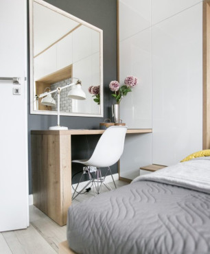 Sypialnia z szafą w zabudowie pod sufit z białym, akrylowym frontem