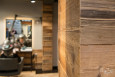 Salon fryzjerski z drewnem na ścianie