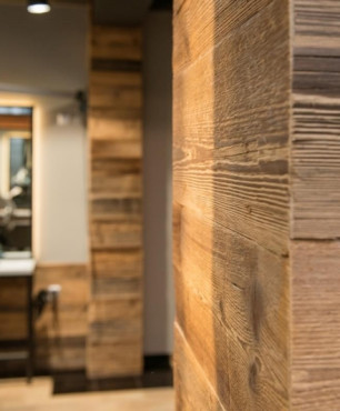 Salon fryzjerski z drewnem na ścianie
