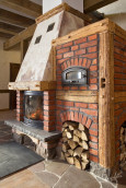 Wnętrze restauracji z kominkiem oraz z miejscem do przechowywania drewna