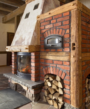 Wnętrze restauracji z kominkiem oraz z miejscem do przechowywania drewna