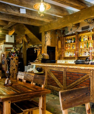 Restauracja z drewniano-ceglaną ladą