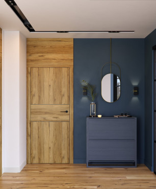 Korytarz z drewnianymi drzwiami oraz granatowym kolorem ścian