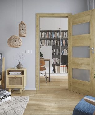 Sypialnia w stylu boho z drewnianymi drzwiami wewnętrznymi