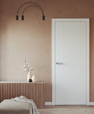 Korytarz z brązowym kolorem na ścianie oraz z białymi drzwiami wejściowymi