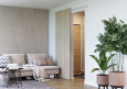 Drewniane drzwi przesuwne w salonie z betonem ozdobnym na ścianie