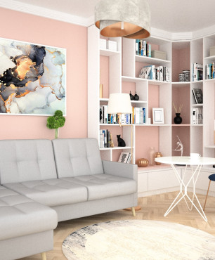 Mały salon w bloku z brzoskwiniowym kolorem na ścianie