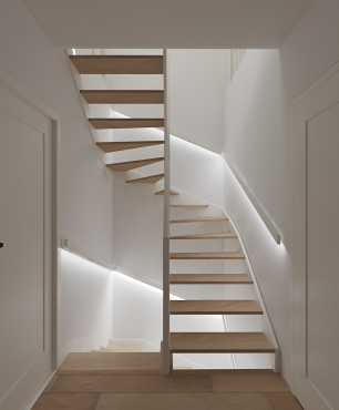 Drewniane schody zakręcane z podświetleniem LED