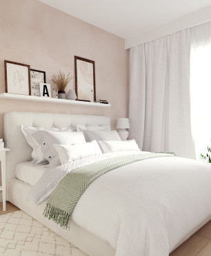 Słoneczna sypialnia z kremowym łóżkiem tapicerowanym