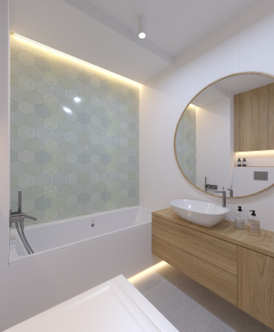 Łazienka z wanną akrylową oraz płytkami ze wzorem heksagonalnym na ścianie