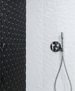 Łazienka w stylu glamour z biało-czarnymi płytkami na ścianie