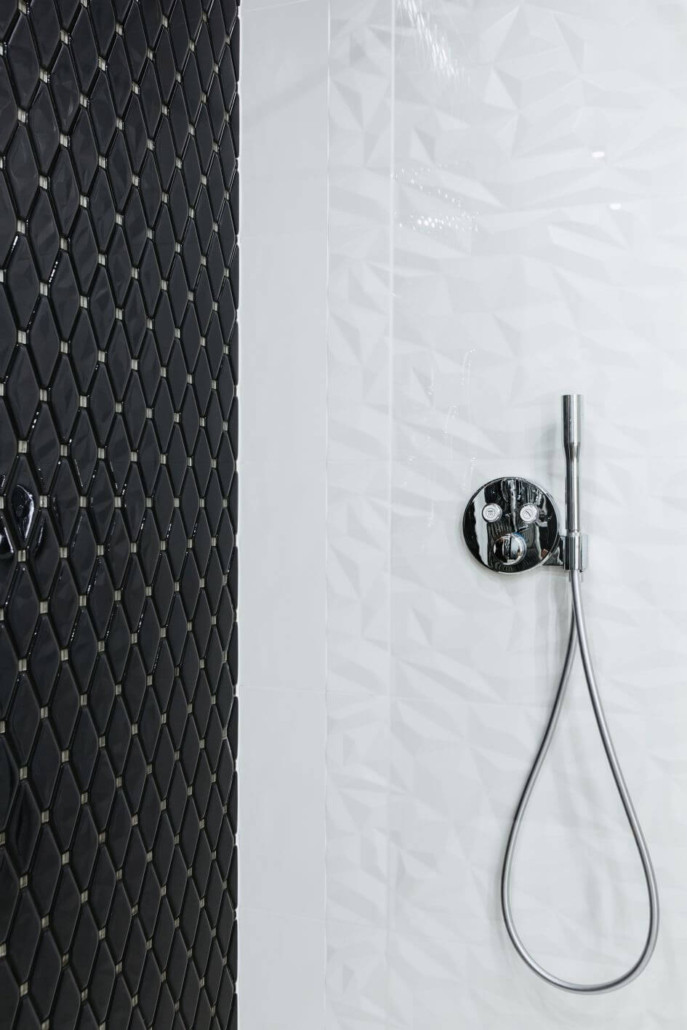 Łazienka w stylu glamour z biało-czarnymi płytkami na ścianie
