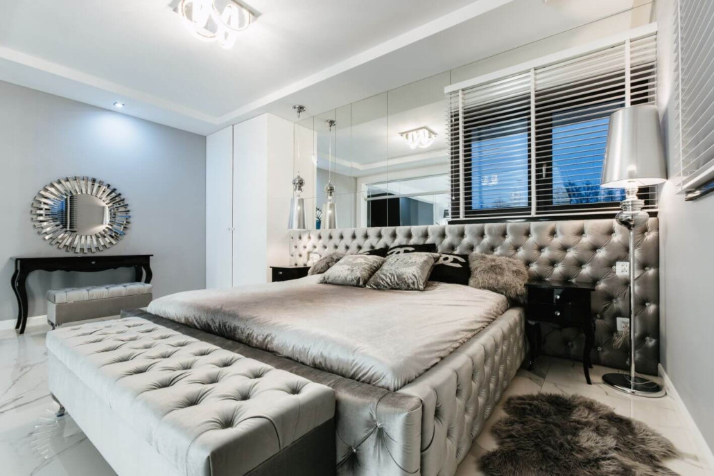 Duża sypialnia w stylu glamour z tapicerowanym oraz pikowanym łóżkiem kontynentalnym