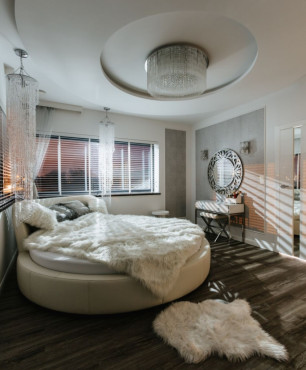 Wyjątkowa sypialnia z okrągłym łóżkiem oraz kryształowym żyrandolem
