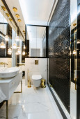 Wąska łazienka w stylu glamour ze złotymi dodatkami