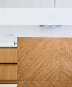 Drewniane fronty w kuchni oraz biały kolor ścian