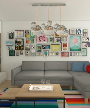 Projekt kolorowego salonu z dużą ilością obrazków na ścianie