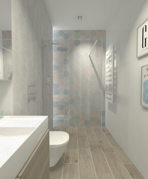 Projekt dużej łazienki z prysznicem oraz obrazkami na ścianie