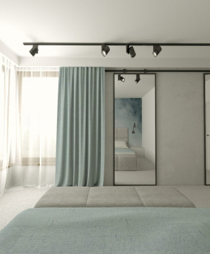Duża sypialnia z oknem narożnym, niebieskimi zasłonami oraz garderobą za rozsuwanymi drzwiami
