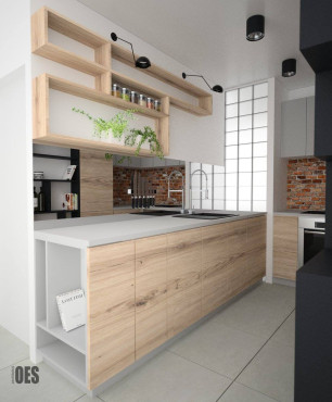 Projekt małej kuchni z meblami w zabudowie oraz z drewnianymi, otwartymi półkami zamontowanymi na ścianie