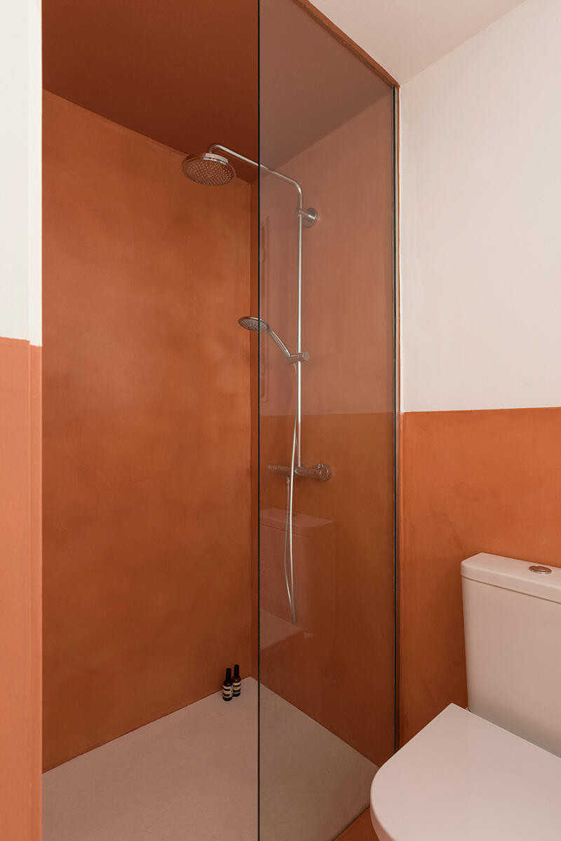 Klasyczna łazienka z prysznicem w odcieniu koloru pomarańczowego