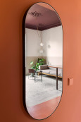 Projekt salonu z odcieniem koloru pomarańczowego na ścianie