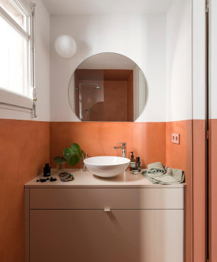 Klasyczna łazienka z jasną szafką stojącą oraz okrągłą umywalką nablatową